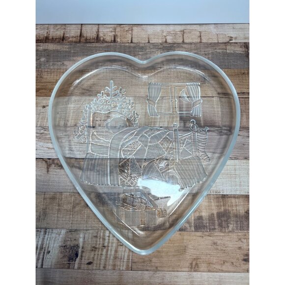 Heart-Shaped Frosted Glass Plate With Bedtime Scene Etching - Picture 2 of 4